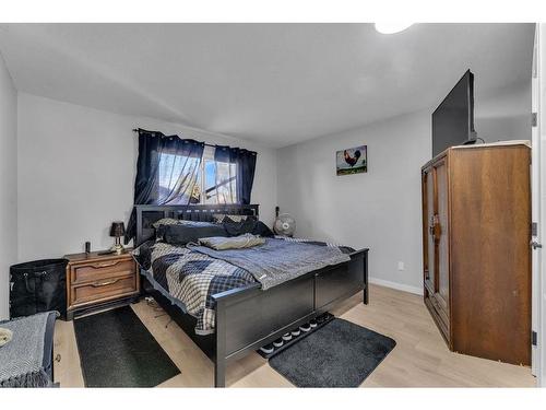 6736 43 Avenue Ne, Calgary, AB - Indoor Photo Showing Bedroom