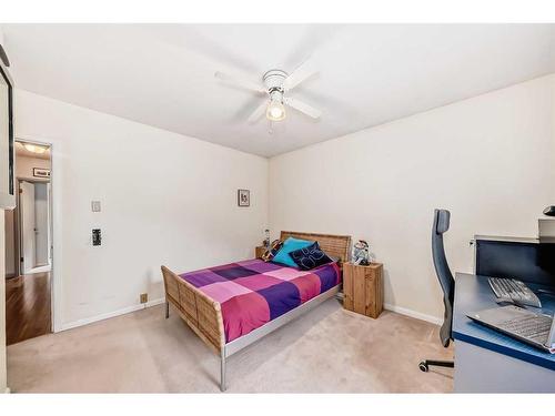 2212 26A Street Sw, Calgary, AB - Indoor Photo Showing Bedroom