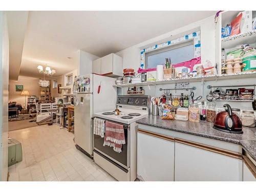 2212 26A Street Sw, Calgary, AB - Indoor Photo Showing Kitchen