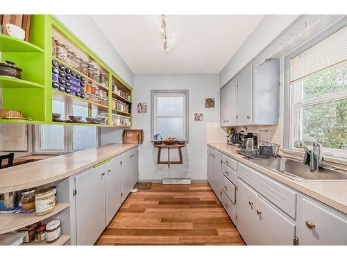 2212 26A Street Sw, Calgary, AB - Indoor Photo Showing Kitchen