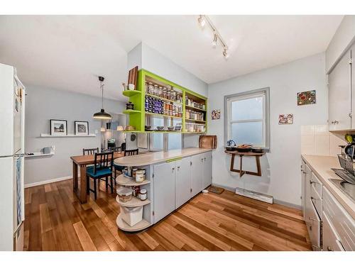 2212 26A Street Sw, Calgary, AB - Indoor Photo Showing Kitchen