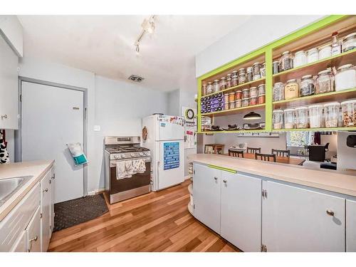 2212 26A Street Sw, Calgary, AB - Indoor Photo Showing Kitchen