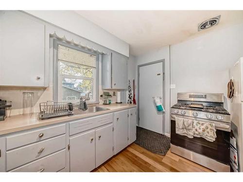 2212 26A Street Sw, Calgary, AB - Indoor Photo Showing Kitchen