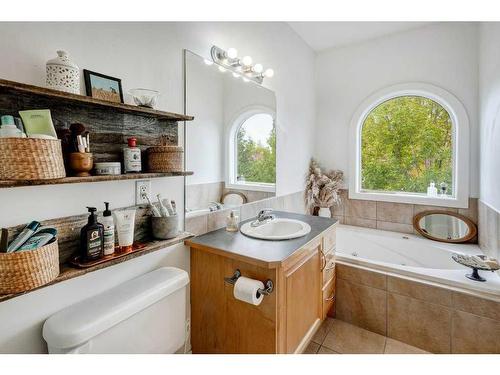 1638 Westmount Boulevard Nw, Calgary, AB - Indoor Photo Showing Bathroom