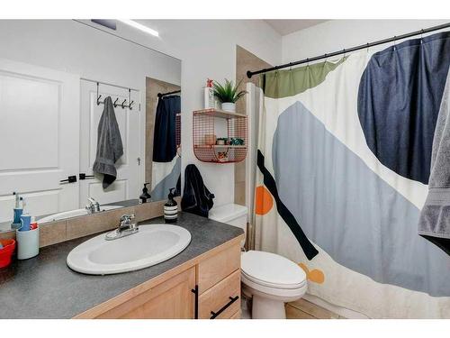 1638 Westmount Boulevard Nw, Calgary, AB - Indoor Photo Showing Bathroom