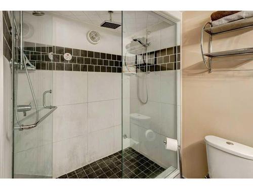 1638 Westmount Boulevard Nw, Calgary, AB - Indoor Photo Showing Bathroom