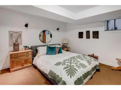 1638 Westmount Boulevard Nw, Calgary, AB - Indoor Photo Showing Bedroom