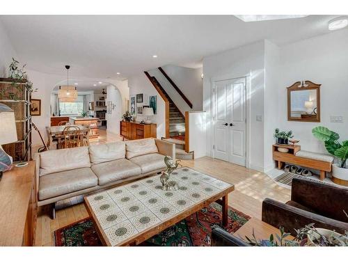 1638 Westmount Boulevard Nw, Calgary, AB - Indoor Photo Showing Living Room