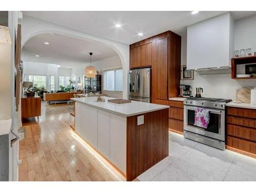 1638 Westmount Boulevard Nw, Calgary, AB - Indoor Photo Showing Kitchen