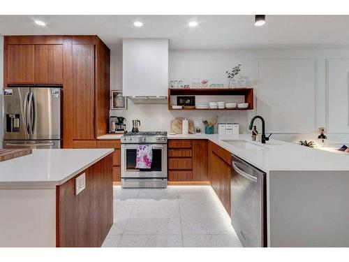 1638 Westmount Boulevard Nw, Calgary, AB - Indoor Photo Showing Kitchen With Upgraded Kitchen