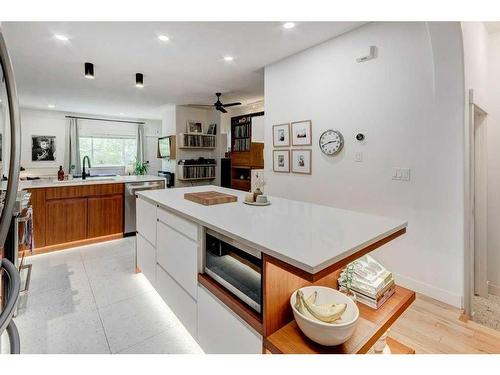 1638 Westmount Boulevard Nw, Calgary, AB - Indoor Photo Showing Kitchen