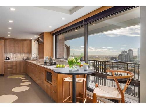 1001-300 Meredith Road Ne, Calgary, AB - Indoor Photo Showing Kitchen