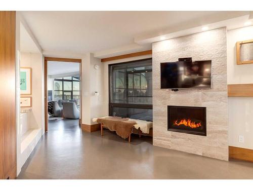 1001-300 Meredith Road Ne, Calgary, AB - Indoor Photo Showing Living Room With Fireplace