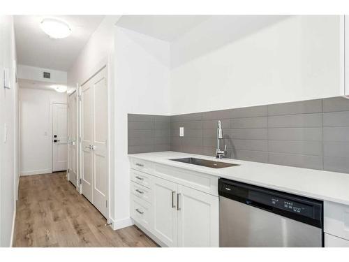 202-20 Sage Hill Nw, Calgary, AB - Indoor Photo Showing Kitchen With Upgraded Kitchen