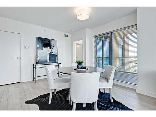 3205-930 6 Avenue Sw, Calgary, AB - Indoor Photo Showing Dining Room