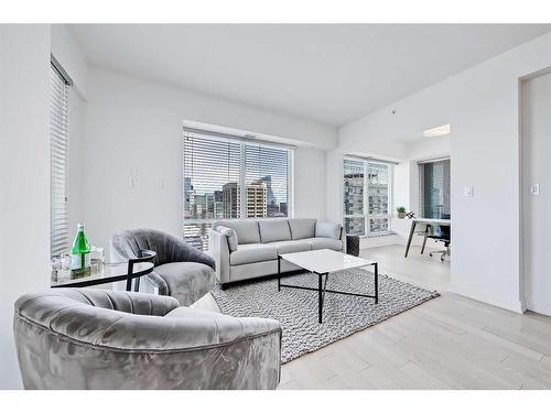 3205-930 6 Avenue Sw, Calgary, AB - Indoor Photo Showing Living Room