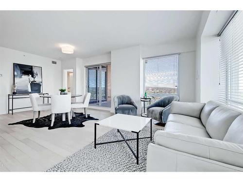 3205-930 6 Avenue Sw, Calgary, AB - Indoor Photo Showing Living Room