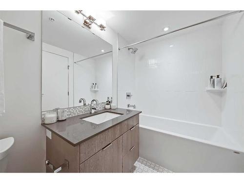 3205-930 6 Avenue Sw, Calgary, AB - Indoor Photo Showing Bathroom