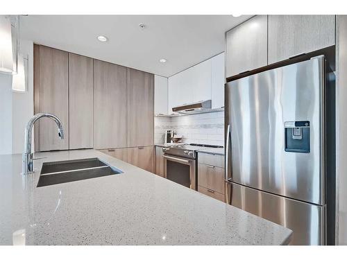 3205-930 6 Avenue Sw, Calgary, AB - Indoor Photo Showing Kitchen With Double Sink With Upgraded Kitchen