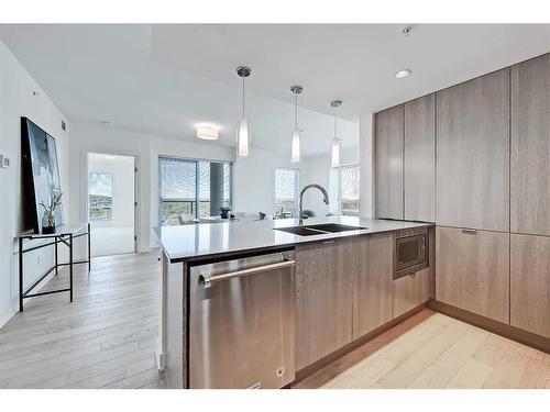 3205-930 6 Avenue Sw, Calgary, AB - Indoor Photo Showing Kitchen With Double Sink With Upgraded Kitchen