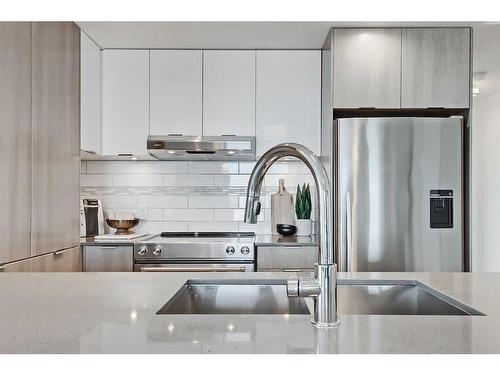 3205-930 6 Avenue Sw, Calgary, AB - Indoor Photo Showing Kitchen With Double Sink With Upgraded Kitchen