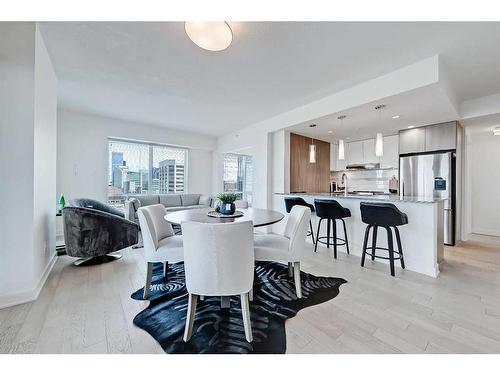 3205-930 6 Avenue Sw, Calgary, AB - Indoor Photo Showing Dining Room