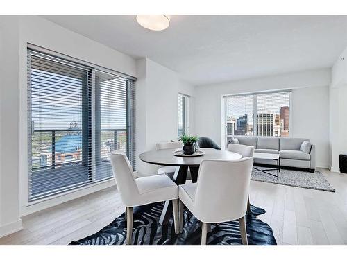 3205-930 6 Avenue Sw, Calgary, AB - Indoor Photo Showing Dining Room