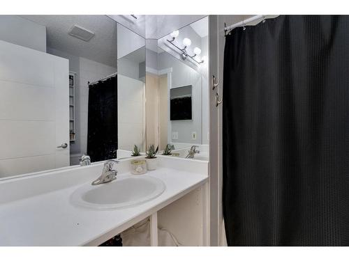 111 Martinwood Place Ne, Calgary, AB - Indoor Photo Showing Bathroom