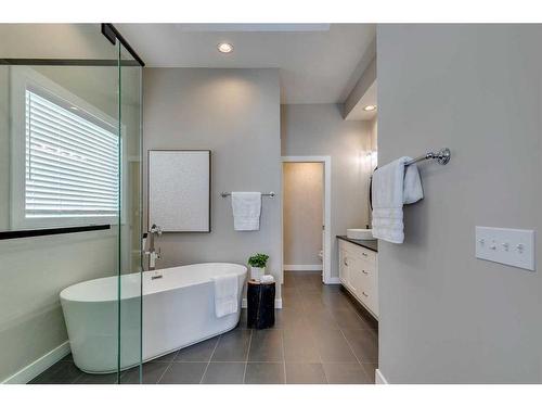 65 Discovery Ridge Road Sw, Calgary, AB - Indoor Photo Showing Bathroom