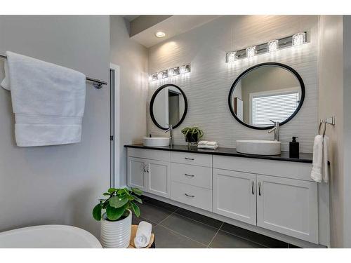 65 Discovery Ridge Road Sw, Calgary, AB - Indoor Photo Showing Bathroom