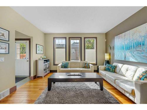 1311 21 Avenue Nw, Calgary, AB - Indoor Photo Showing Living Room