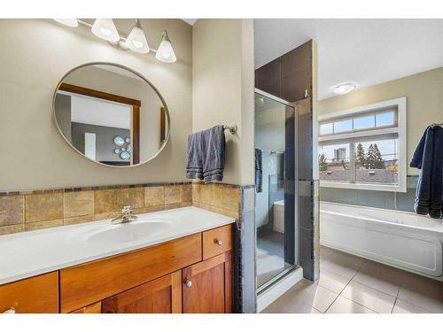 1311 21 Avenue Nw, Calgary, AB - Indoor Photo Showing Bathroom