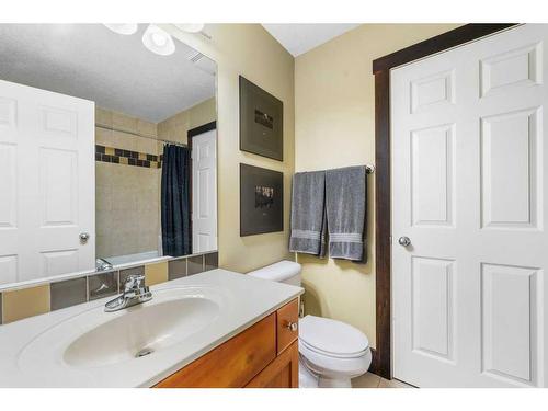 1311 21 Avenue Nw, Calgary, AB - Indoor Photo Showing Bathroom