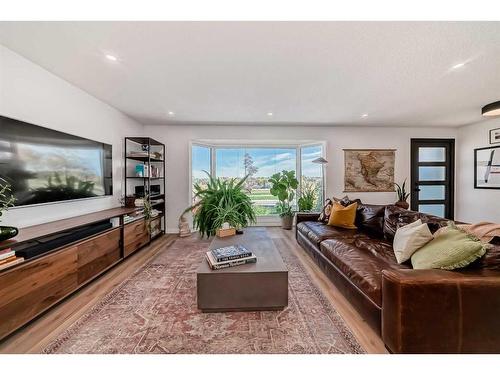 14203 Parkland Boulevard Se, Calgary, AB - Indoor Photo Showing Living Room