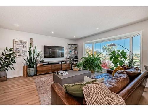 14203 Parkland Boulevard Se, Calgary, AB - Indoor Photo Showing Living Room