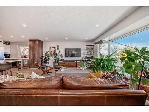 14203 Parkland Boulevard Se, Calgary, AB - Indoor Photo Showing Living Room