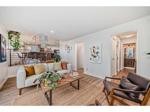 14203 Parkland Boulevard Se, Calgary, AB - Indoor Photo Showing Living Room