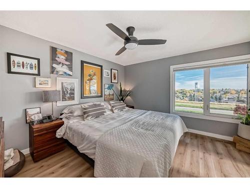 14203 Parkland Boulevard Se, Calgary, AB - Indoor Photo Showing Bedroom