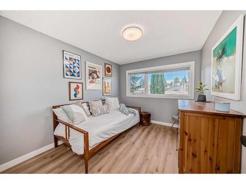 14203 Parkland Boulevard Se, Calgary, AB - Indoor Photo Showing Bedroom