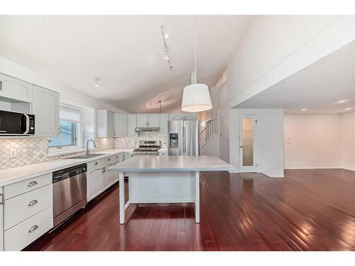 832 Sierra Morena Place Sw, Calgary, AB - Indoor Photo Showing Kitchen With Upgraded Kitchen