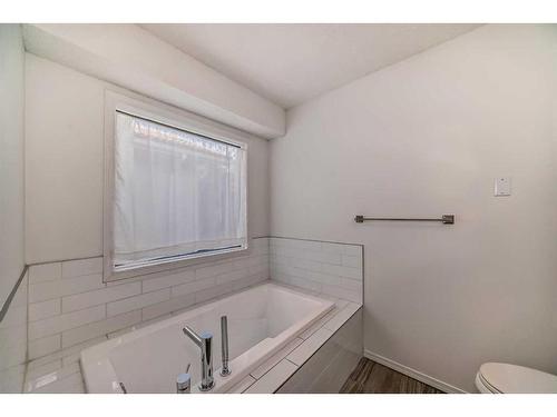 832 Sierra Morena Place Sw, Calgary, AB - Indoor Photo Showing Bathroom