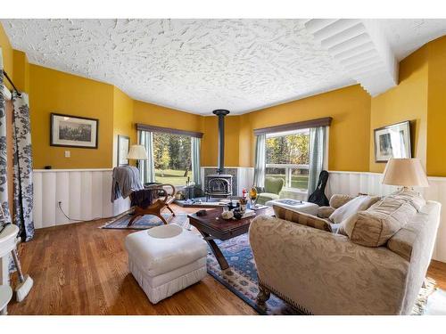 233107 Wintergreen Road, Rural Rocky View County, AB - Indoor Photo Showing Living Room