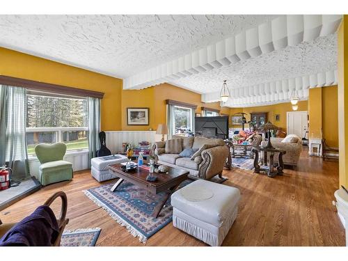 233107 Wintergreen Road, Rural Rocky View County, AB - Indoor Photo Showing Living Room