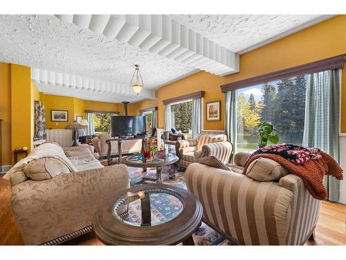 233107 Wintergreen Road, Rural Rocky View County, AB - Indoor Photo Showing Living Room