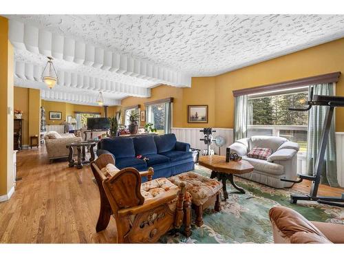 233107 Wintergreen Road, Rural Rocky View County, AB - Indoor Photo Showing Living Room