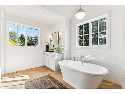 370 Capri Crescent Nw, Calgary, AB - Indoor Photo Showing Bathroom