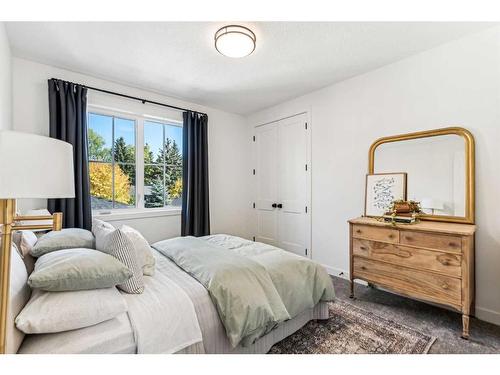 370 Capri Crescent Nw, Calgary, AB - Indoor Photo Showing Bedroom