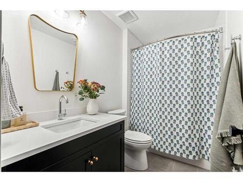 370 Capri Crescent Nw, Calgary, AB - Indoor Photo Showing Bathroom