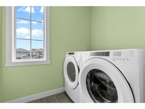 1412 Price Close, Carstairs, AB - Indoor Photo Showing Laundry Room