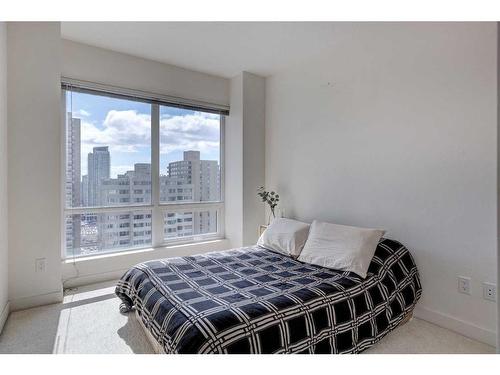 2108-930 6 Avenue Sw, Calgary, AB - Indoor Photo Showing Bedroom